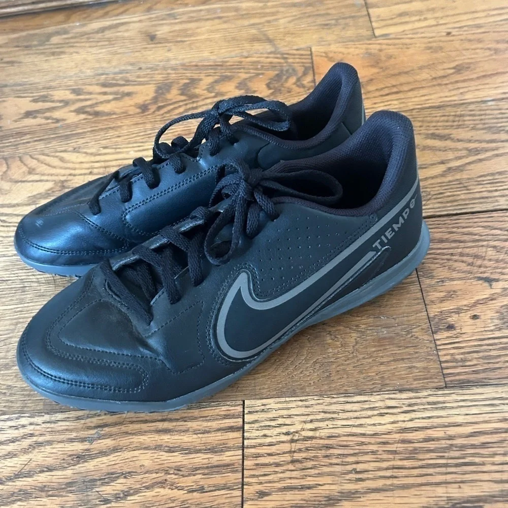 Nike Tiempo Legend 9 Indoor Club Soccer Shoes Size 6 Youth